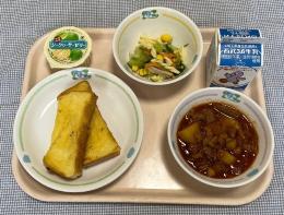 フレンチトーストが主食の給食写真