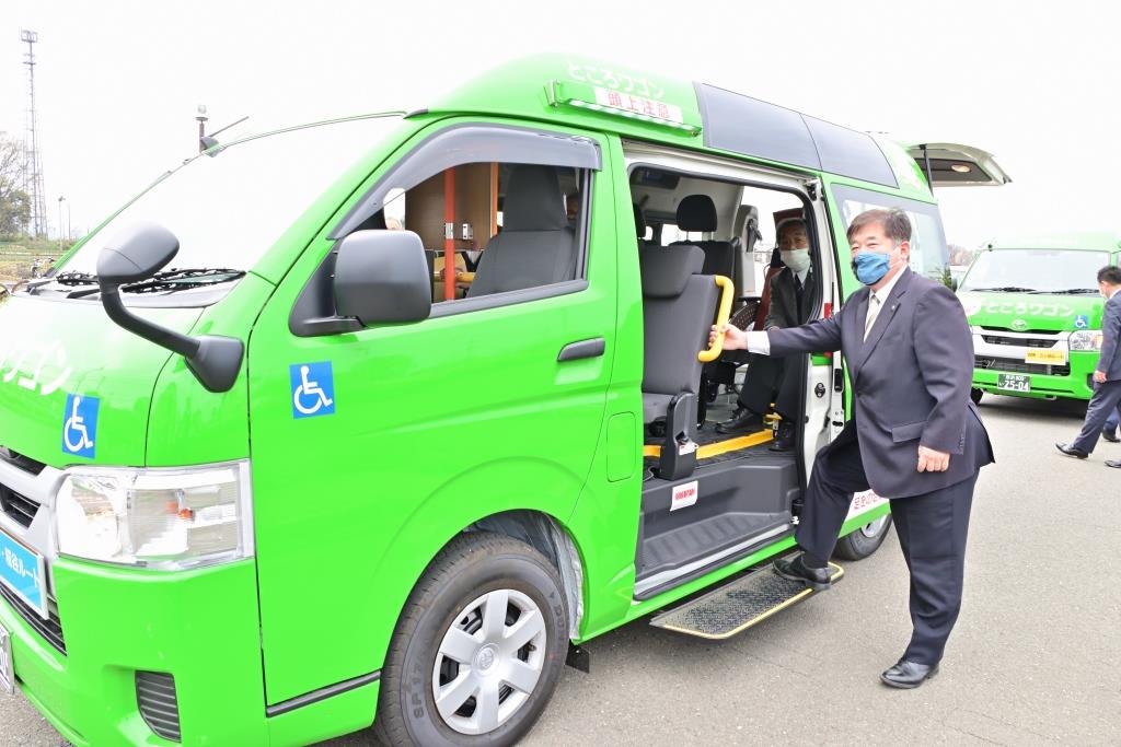 ところワゴンに乗り込む藤本市長