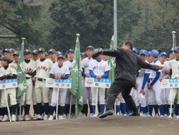 始球式を務める市長の写真