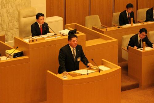 施政方針演説をする市長の写真