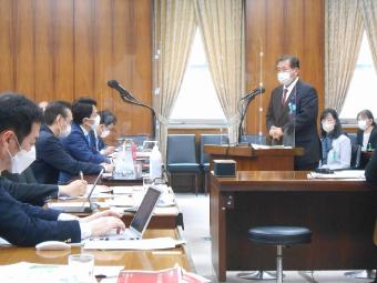 環境委員会で答弁する市長の様子