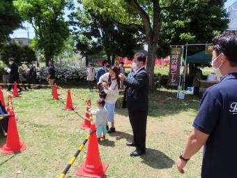 会場内を見学する市長の様子