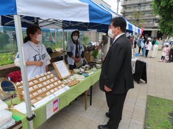 元町コミュニティ広場で出展者と話す市長の様子