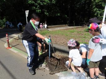 地域の方と一緒に作業をする市長の様子